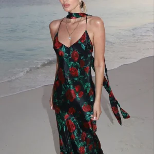 robe de soirée noire avec fleurs