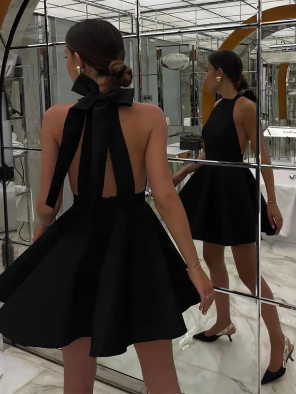 Robe noire élégante à dos nu