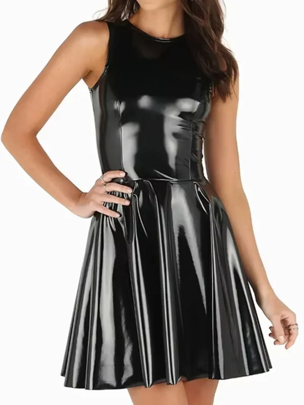 Robe noire en cuir chic