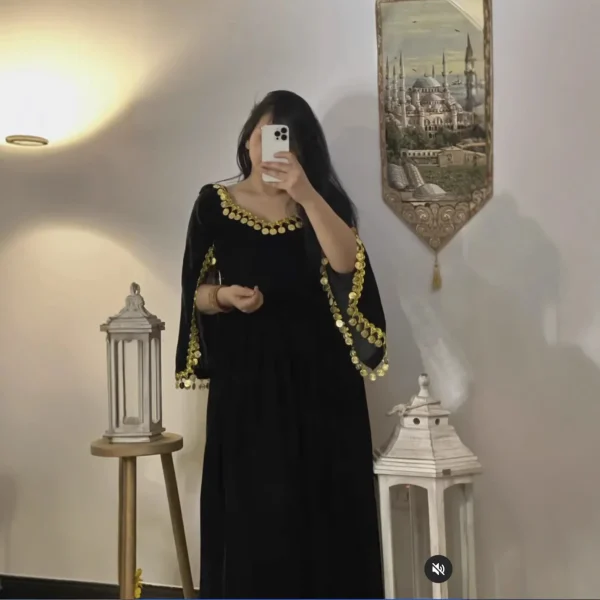robe noire et dorée longue