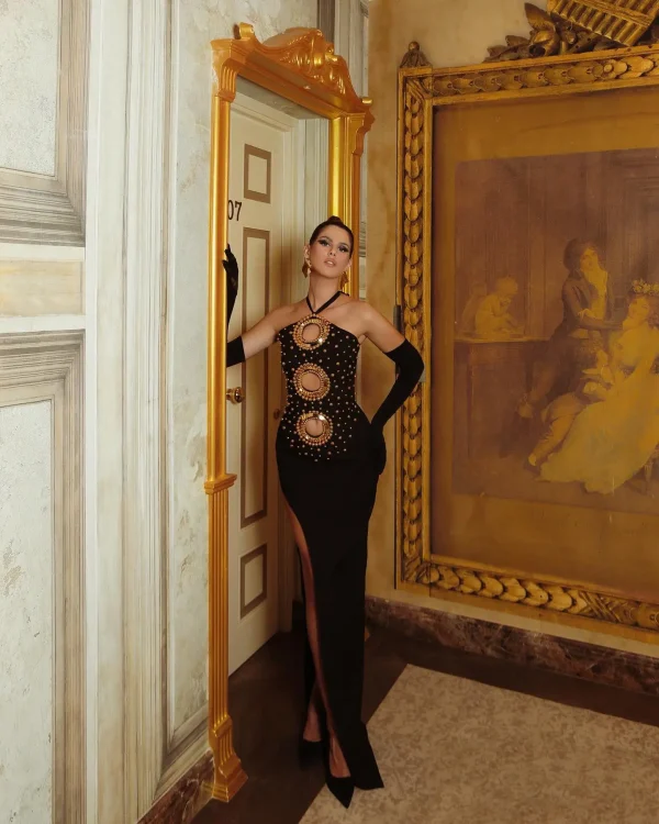 Robe noire et dorée élégante