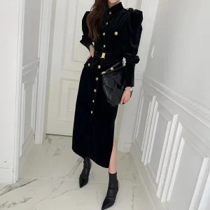robe noire et dorée élégante