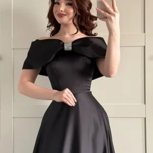 Robe noire en satin
