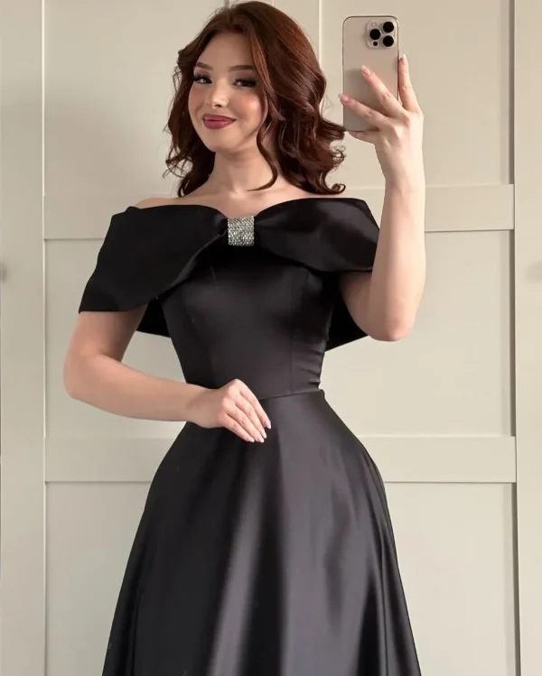 Robe noire en satin